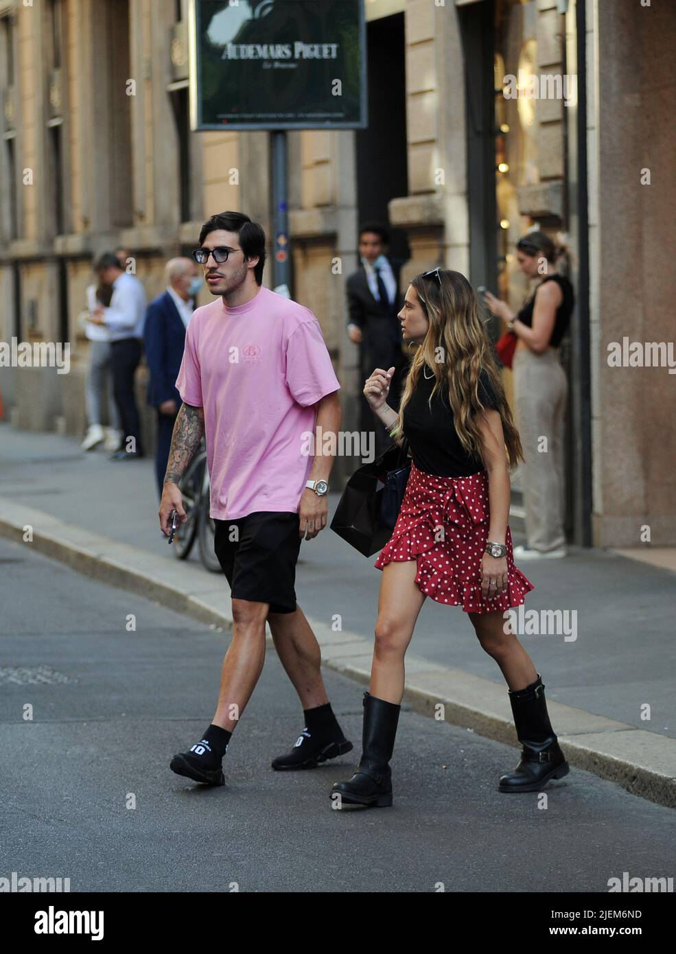 Maglia rosa balenciaga hi-res stock photography and images - Alamy