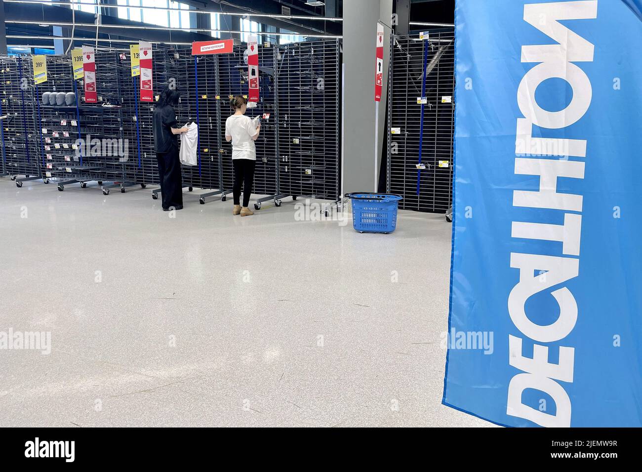 Genre photography. Customers in the Decathlon store on Avtozavodskaya. Due  to supply difficulties, French sporting goods retailer Decathlon is  temporarily closing all retail hypermarkets and online stores from June 26,  2022. 26.06.2022
