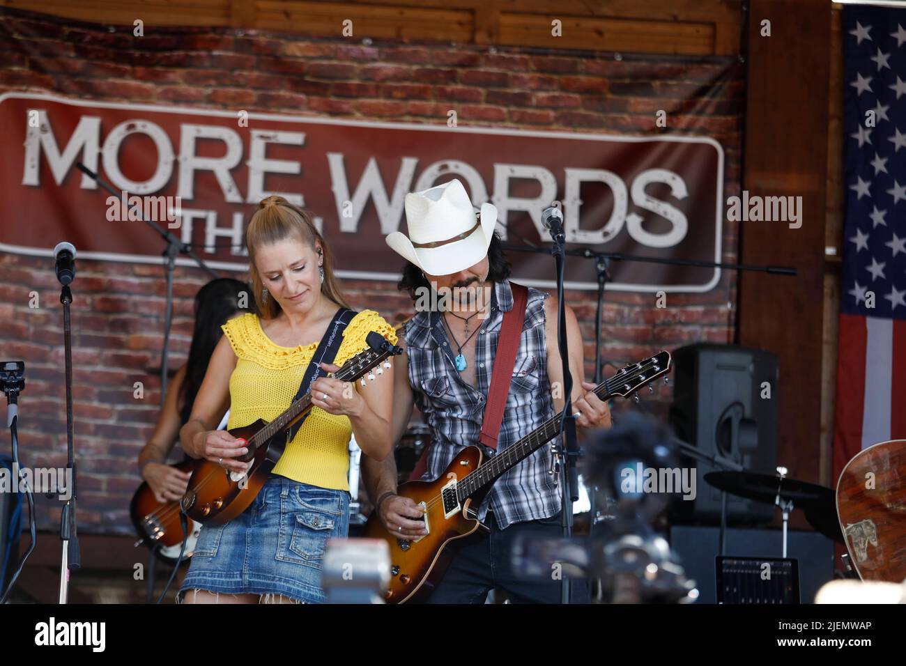 Stefanie Hertel und Lanny Lanner von More Than Words live beim 25. Countryfest auf der Forest
