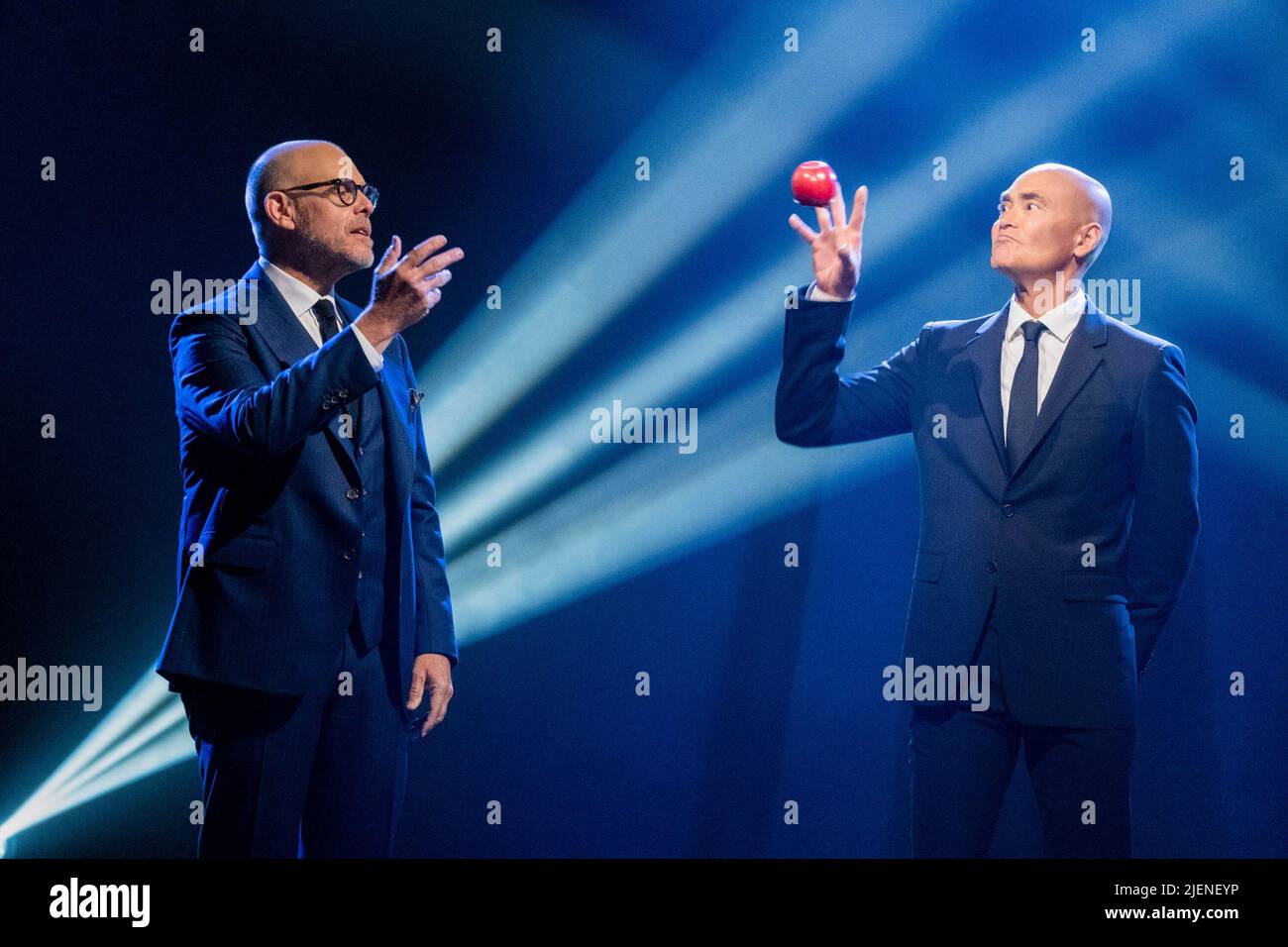 IRON CHEF QUEST FOR AN IRON LEGEND, from left host Alton Brown, The