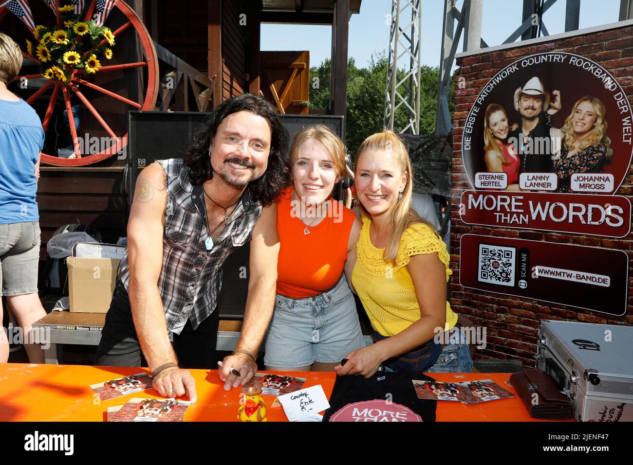 Stefanie Hertel, Lanny Lanner und Johanna Mross von More Than Words live beim 25. Countryfest