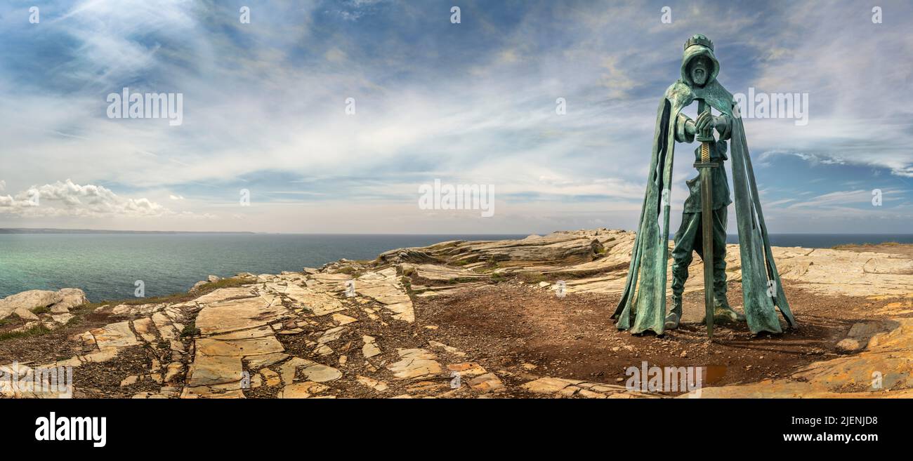 Gallos - The imposing eight foot tall bronze sculpture by Rubin Eynon is a popular attraction with tourists to Tintagel Castle, a medieval fortificati Stock Photo