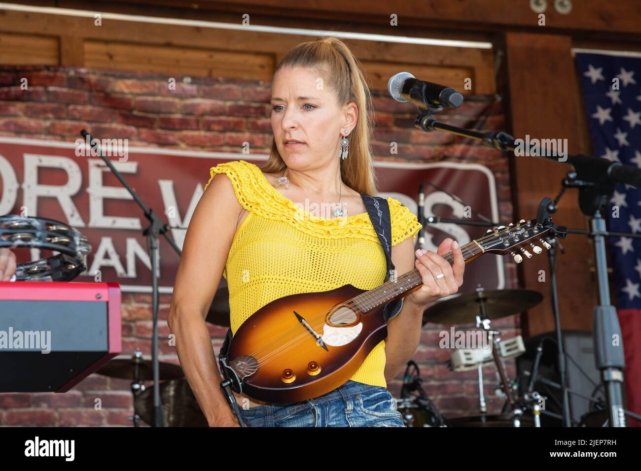 Stefanie Hertel von More Than Words live beim 25. Countryfest auf der Forest Village Ranch