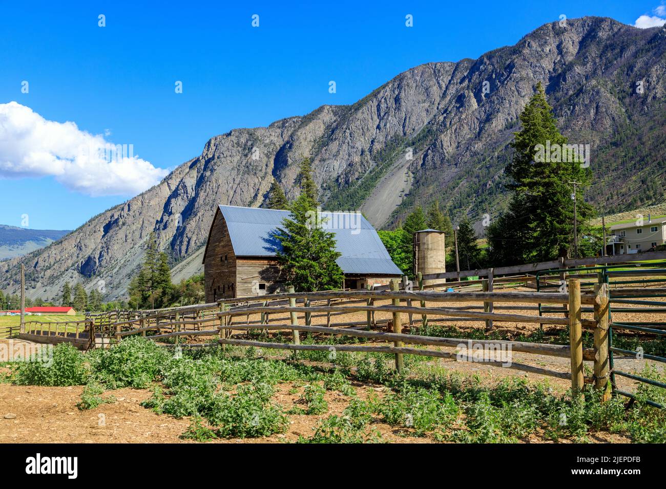 Canadian landscape of an old rustic wood barn in the Similkameen Valley near Keremeos, British Columbia, Canada. Stock Photo