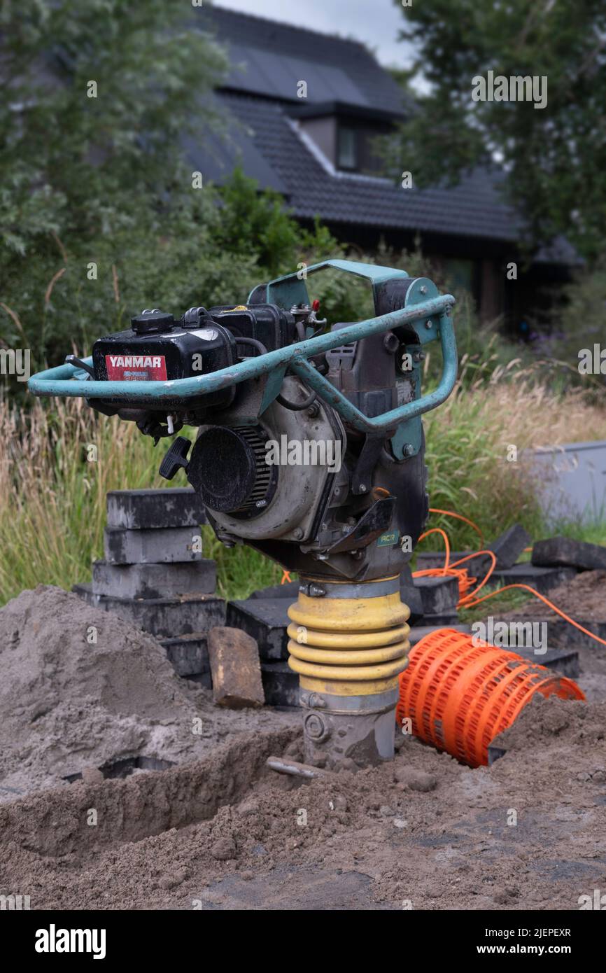 Portable vibration rammer or vibrating rammer for tamping the sand