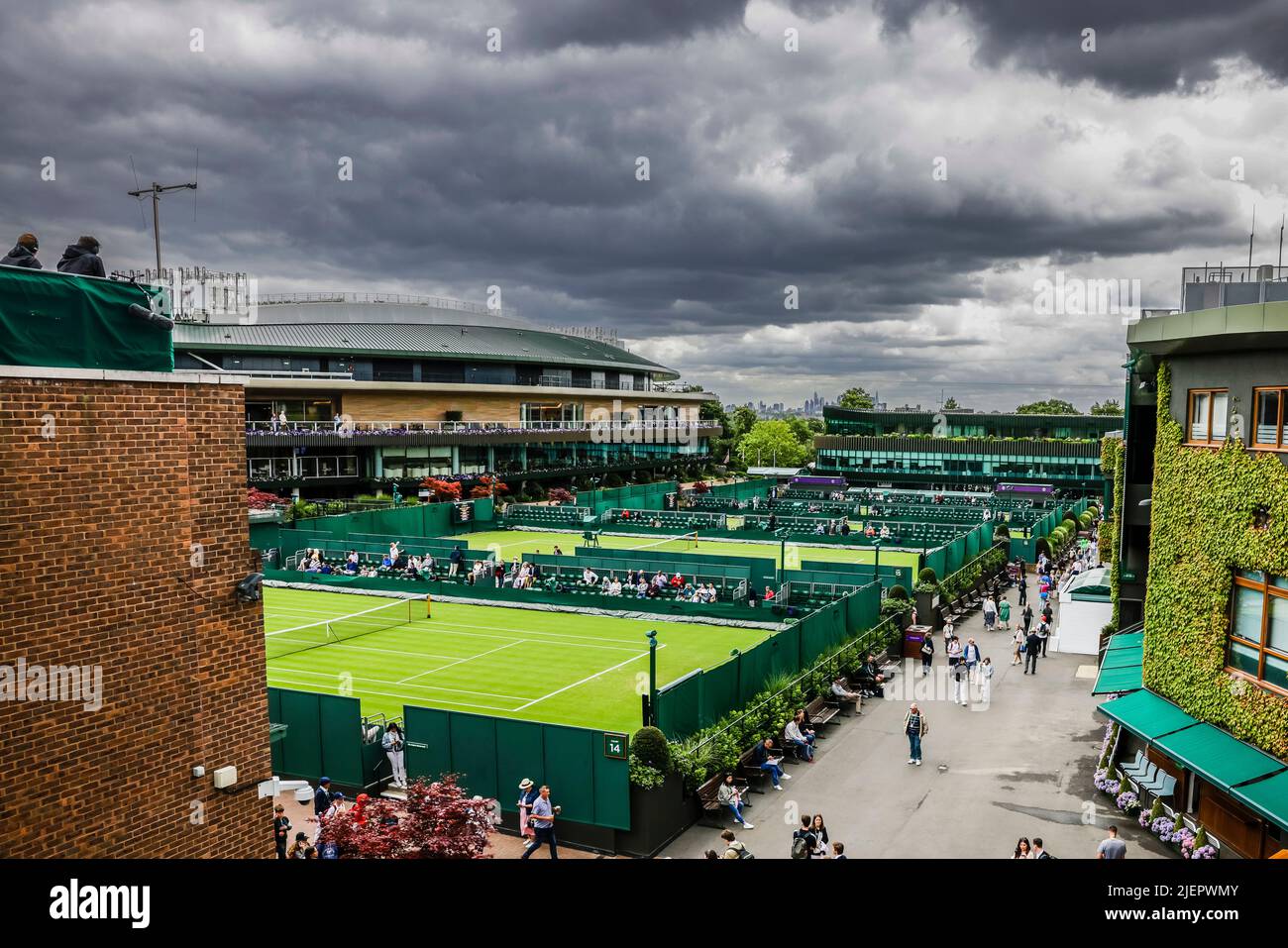 London, UK, 28th June 2022: People walk across the All England Lawn Tennis and Croquet Club in London. Credit: Frank Molter/Alamy Live news Stock Photo