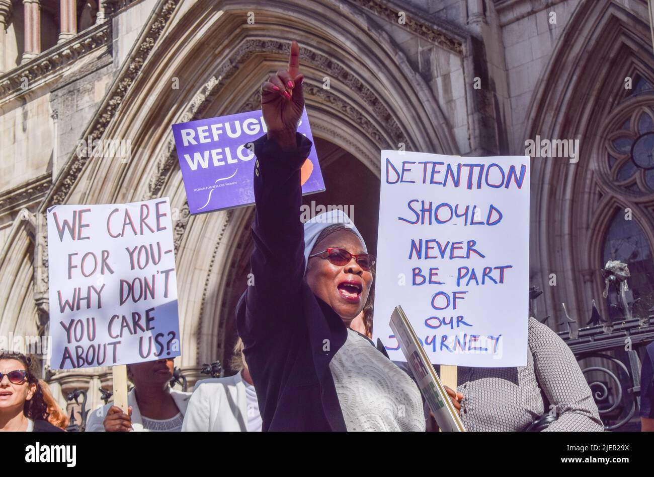 London, England, UK. 28th June, 2022. Protesters gathered outside the Royal Courts Of Justice in support of refugees as the charity Women For Refugee Women (WRW) takes the Home Office to court for detaining women in the new Derwentside immigration detention centre without access to in-person legal advice. The charity has stated that the case is particularly urgent in light of the UK Government's controversial Rwanda refugee deportation scheme. (Credit Image: © Vuk Valcic/ZUMA Press Wire) Credit: ZUMA Press, Inc./Alamy Live News Stock Photo