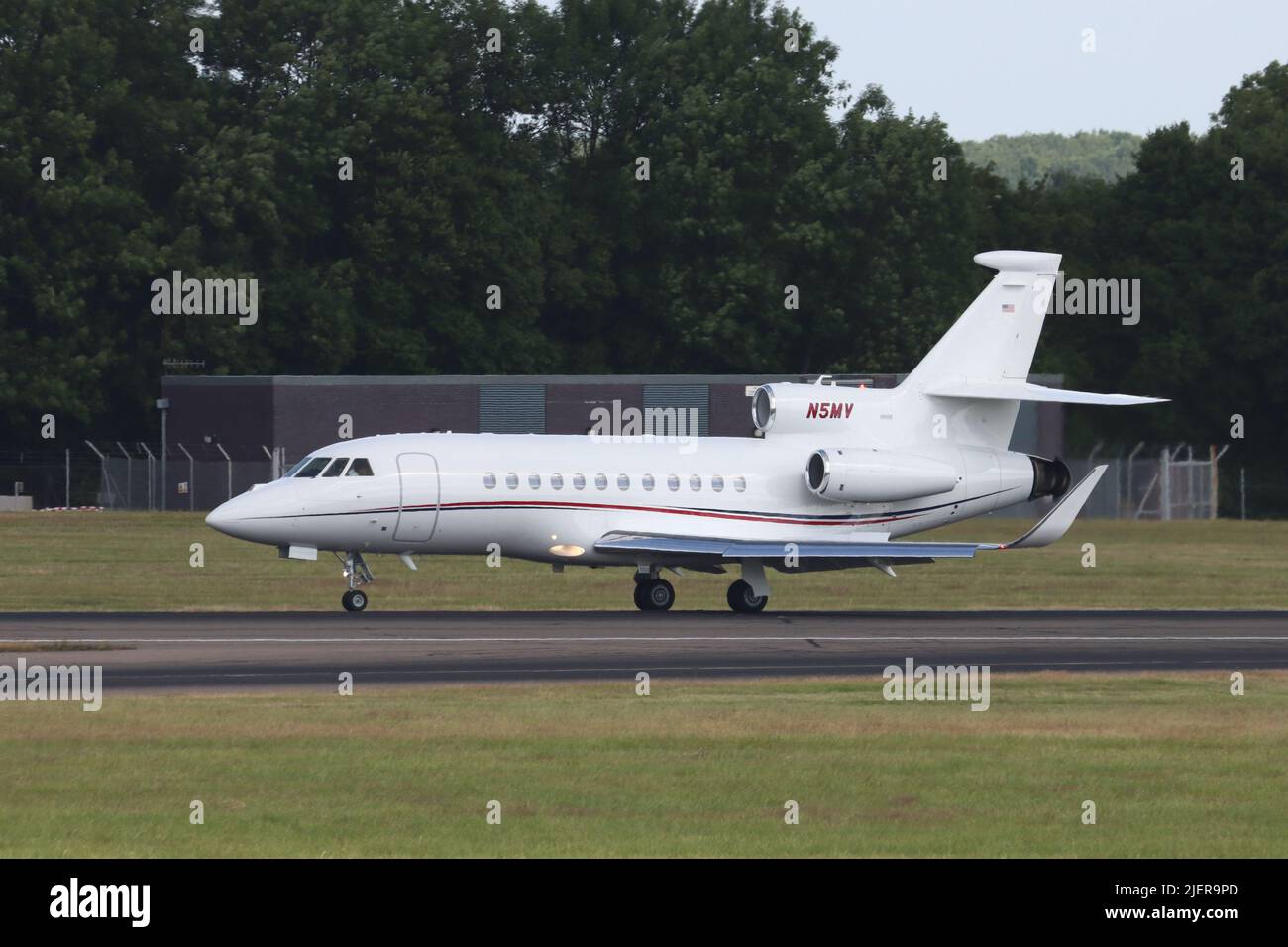 N5MV, Dassault Falcon 900 EX, landing at Stansted Airport, Essex, UK Stock Photo