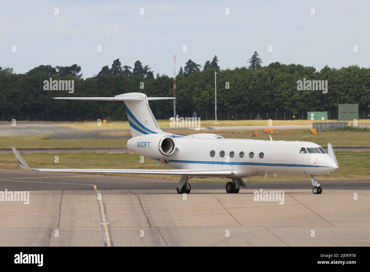 N123FT, 1998 Gulfstream Aerospace G-V, departing Stansted Airport, Essex, UK Stock Photo
