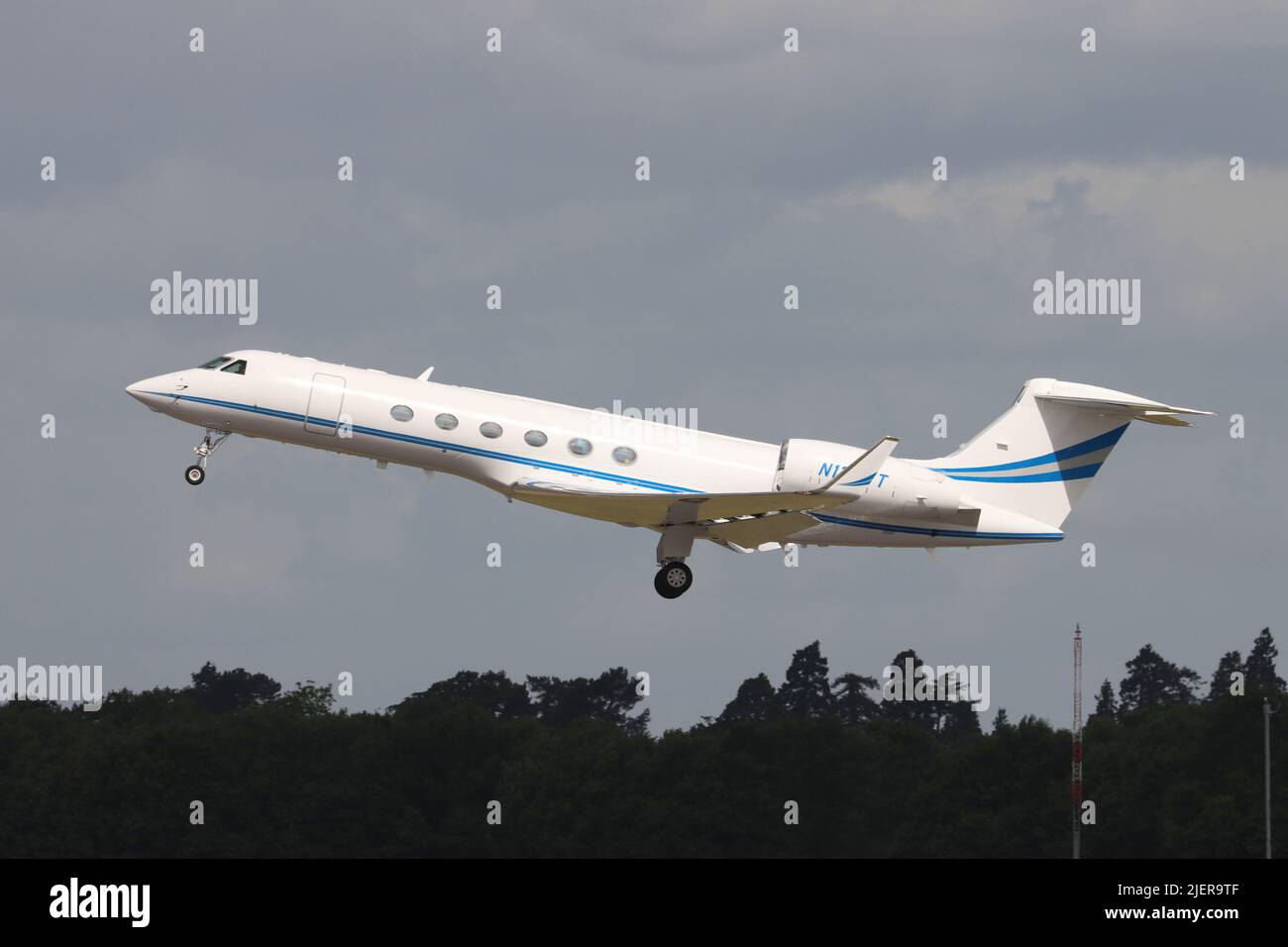 N123FT, 1998 Gulfstream Aerospace G-V, departing Stansted Airport, Essex, UK Stock Photo