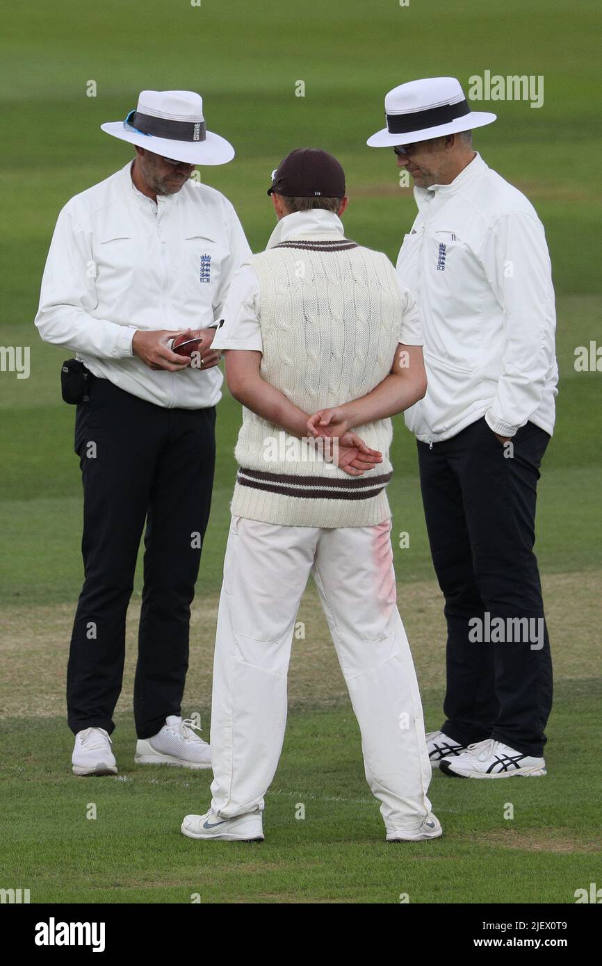LONDON, UK. JUN 28TH Umpires James Middlebrook and Mike Burns check the ball during the LV= County Championship Division 1 match between Surrey and Kent at the Kia, Oval, London on Tuesday 28th June 2022. (Credit: Robert Smith | MI News) Credit: MI News & Sport /Alamy Live News Stock Photo