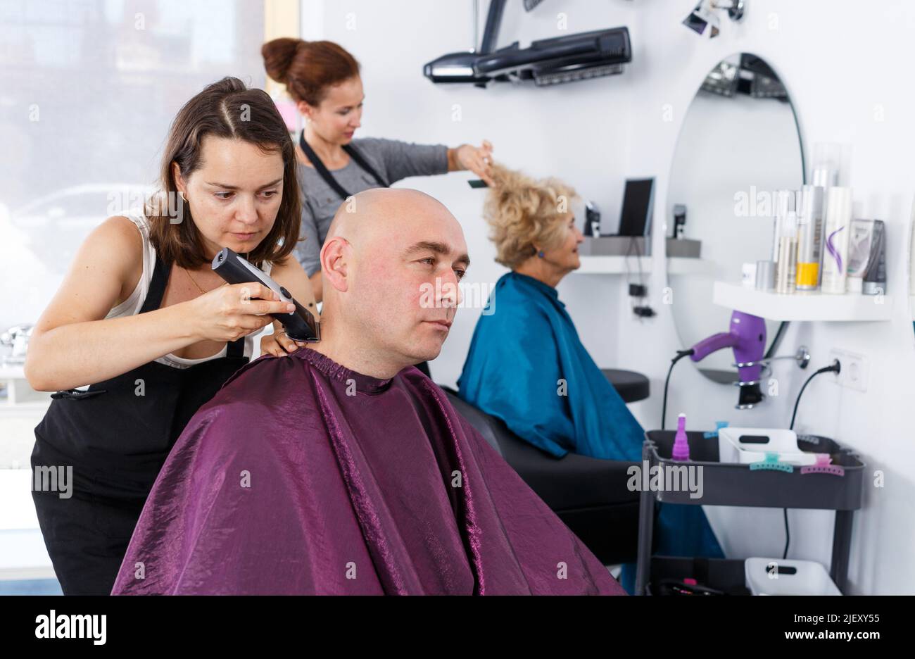 Hairdresser doing styling of man Stock Photo Alamy