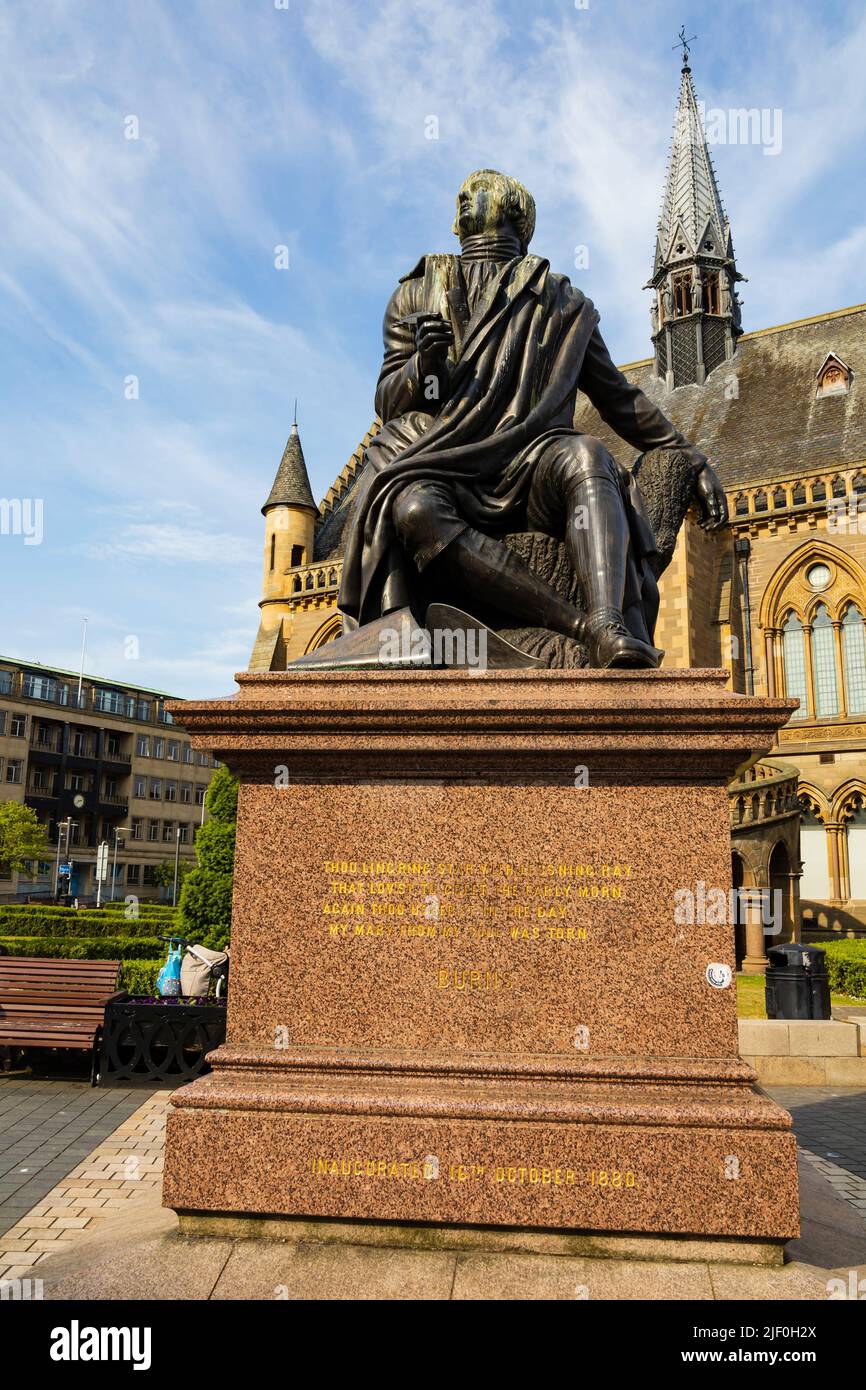 Robert Burns statue outside the McManus Galleries, Albert Square, Dundee, Angus, Scotland Stock Photo