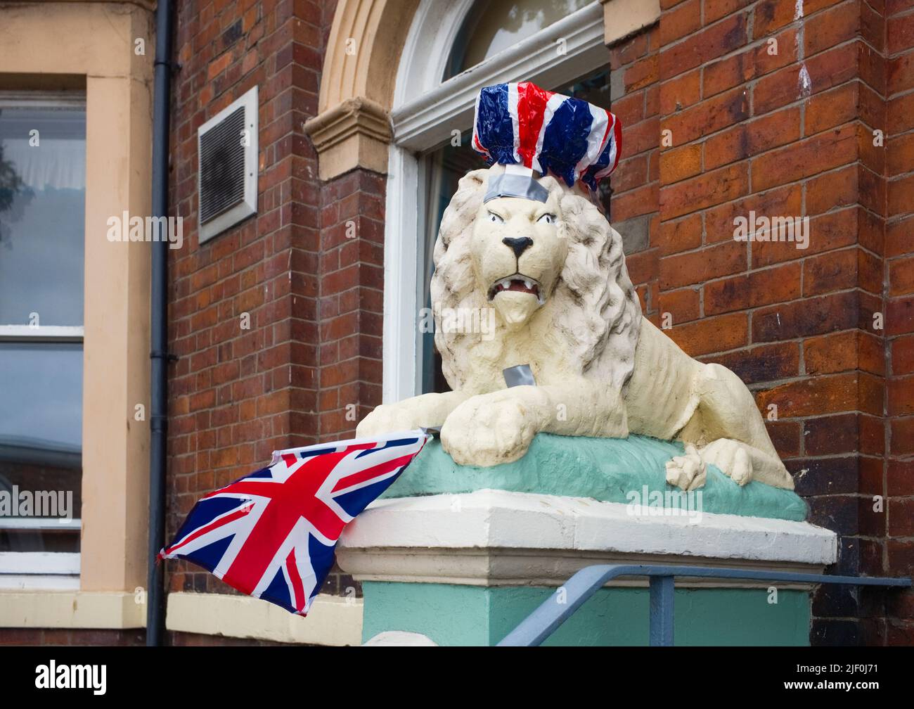 Stone lion decorated for the Platinum Jubilee celebrations in June 2022 outside the Scarborough Working Men's Club Stock Photo