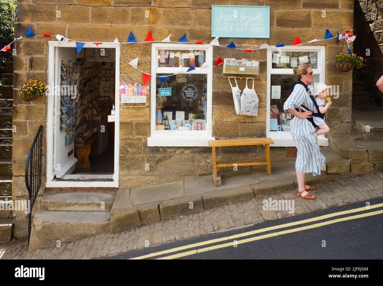 The Jessica Hogarth gift and crafts shop on the steep road in Robin Hood's Bay Stock Photo