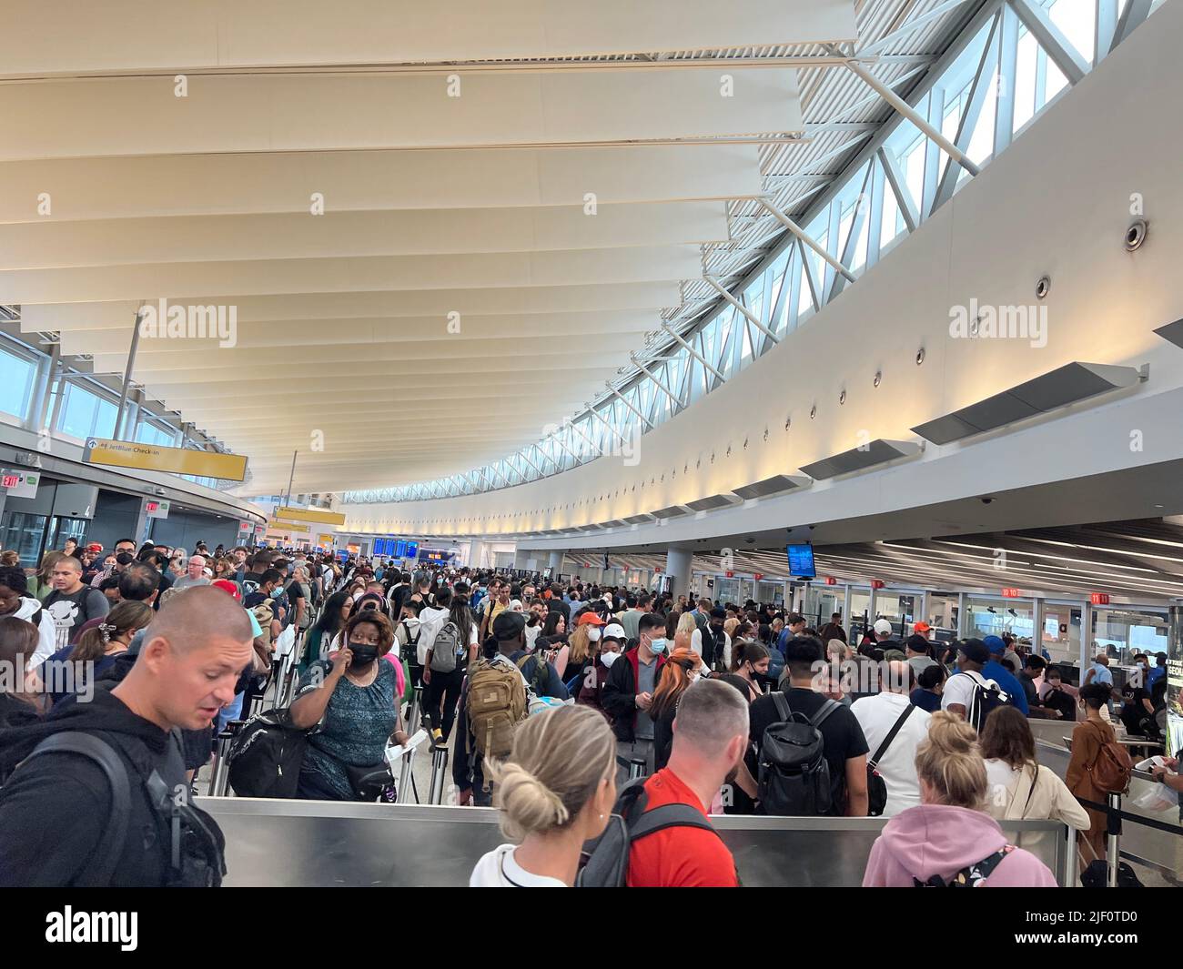 Multiple delays and cancelled flights create long lines at New York's