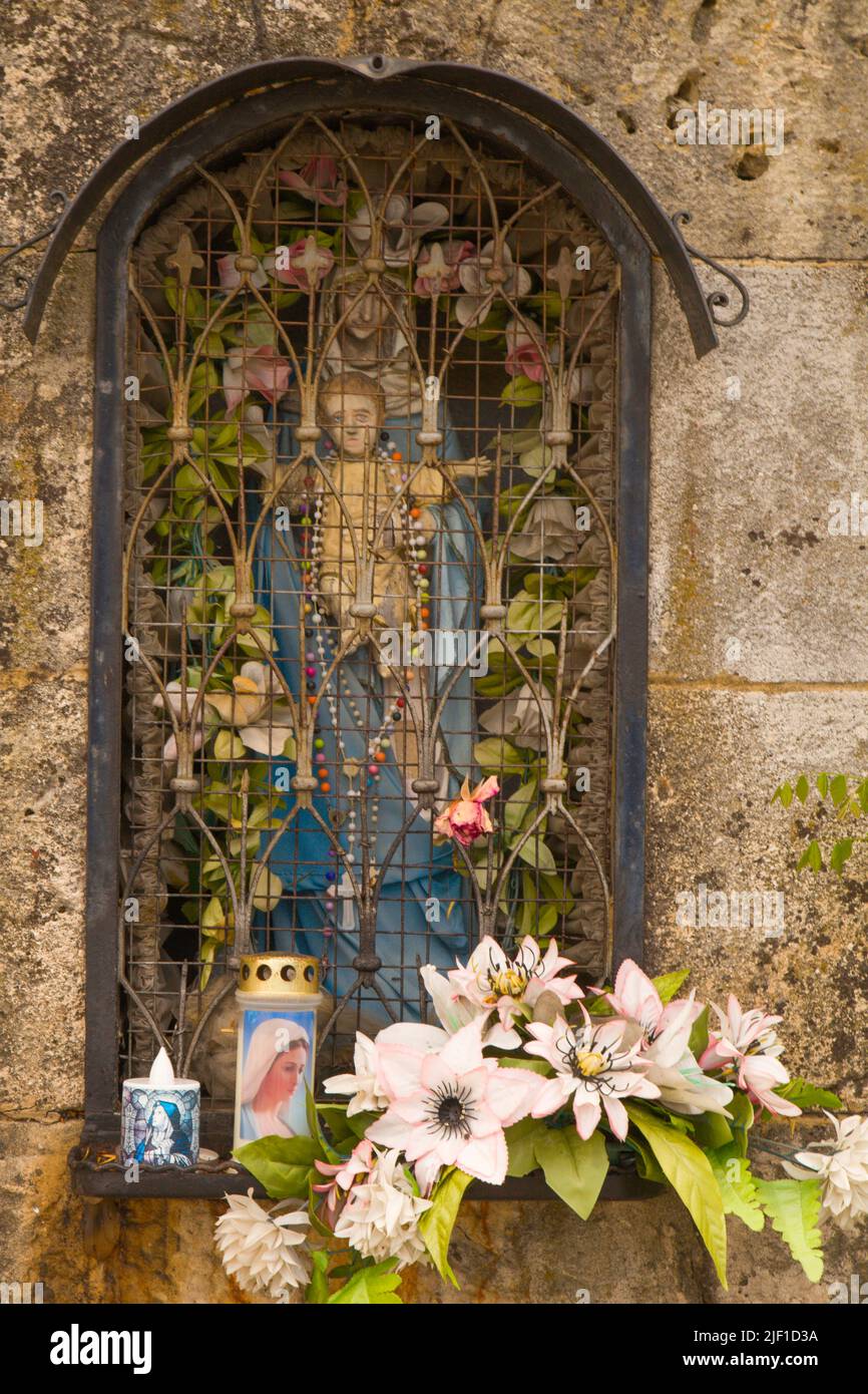 Statue of mary flowers hi-res stock photography and images - Alamy