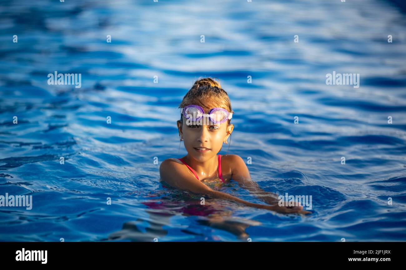 Underwater little girl pink bikini hires stock photography and images