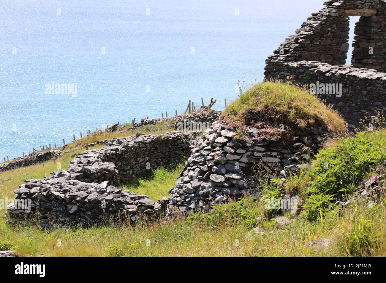 Remains of a clochan on the Dingle Peninsula Stock Photo