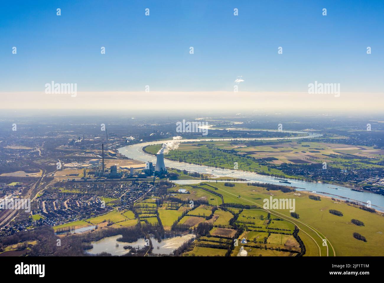 bei besten Sichten geht der Blick über den Norden von Duisburg über das STEAG Kohlekraftwerk Duisburg-Walsum bis zu den Rheinbögen bei Düsseldorf, Alt Stock Photo