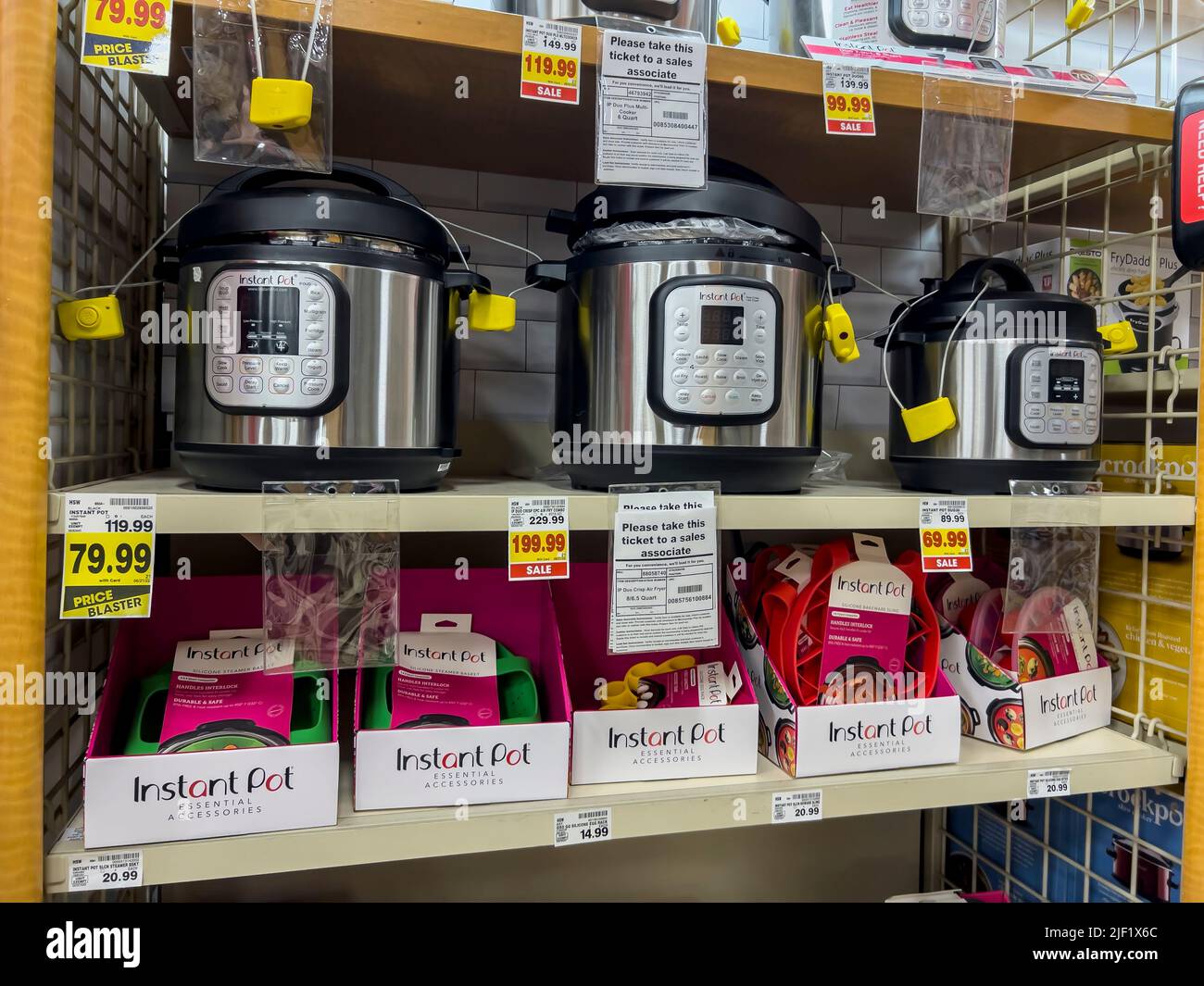 Everett, WA USA - circa June 2022: Angled close up of instant pots for sale  inside a Fred Meyer grocery store Stock Photo - Alamy