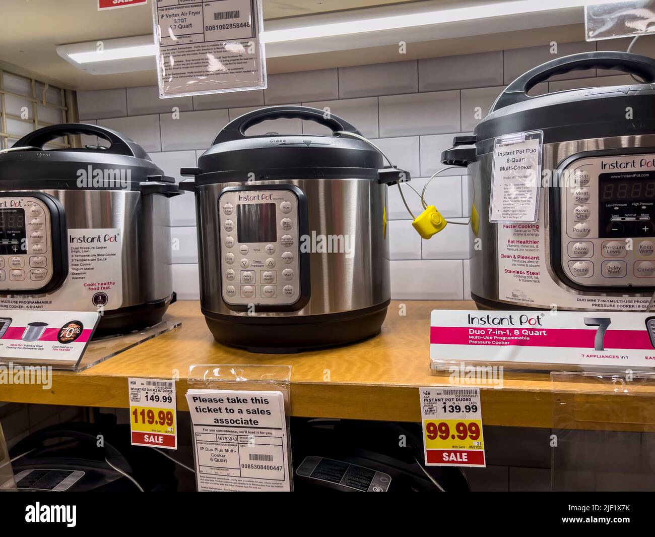 https://c8.alamy.com/comp/2JF1X7K/everett-wa-usa-circa-june-2022-angled-close-up-of-instant-pots-for-sale-inside-a-fred-meyer-grocery-store-2JF1X7K.jpg