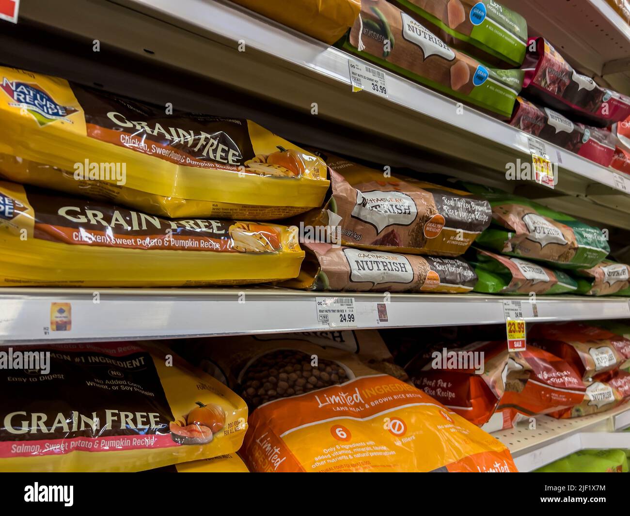 Everett, WA USA - circa June 2022: Angled close up of instant pots for sale  inside a Fred Meyer grocery store Stock Photo - Alamy