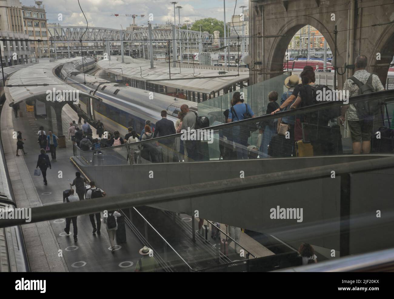 passengers-boarding-a-eurostar-train-to-london-at-the-gare-de-nord-in