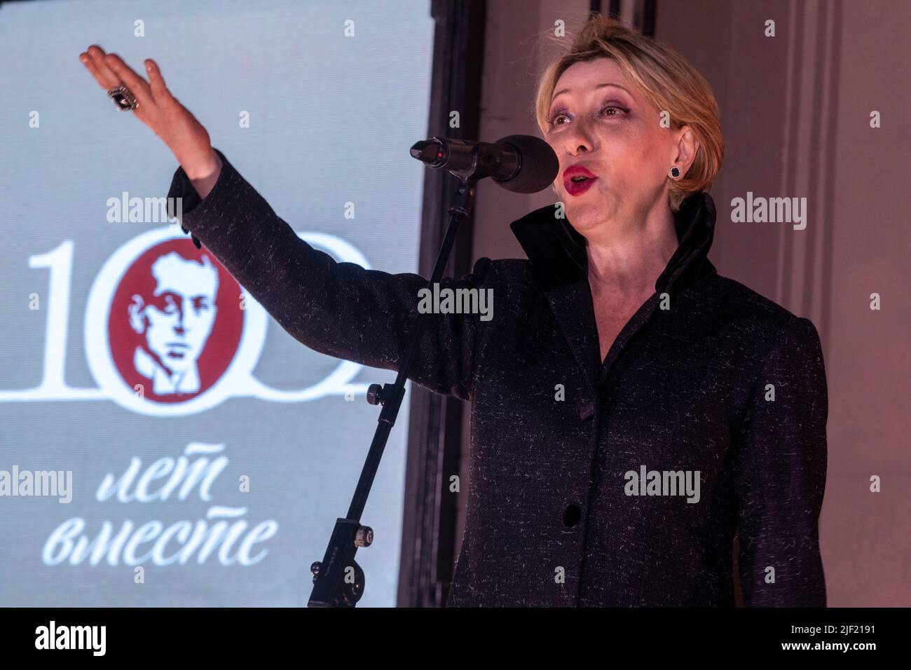 Yuliya Rutbergning yalangoch fotosuratlari Yuliya Rutbergning yalangoch fotosuratlari