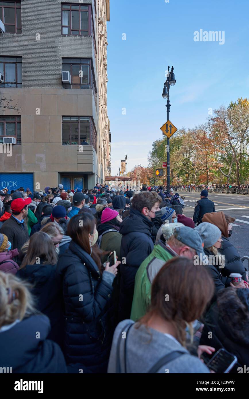Manhattan, USA 24. November 2021 Crowd waiting for Thanksgiving parade in Manhattan to begin