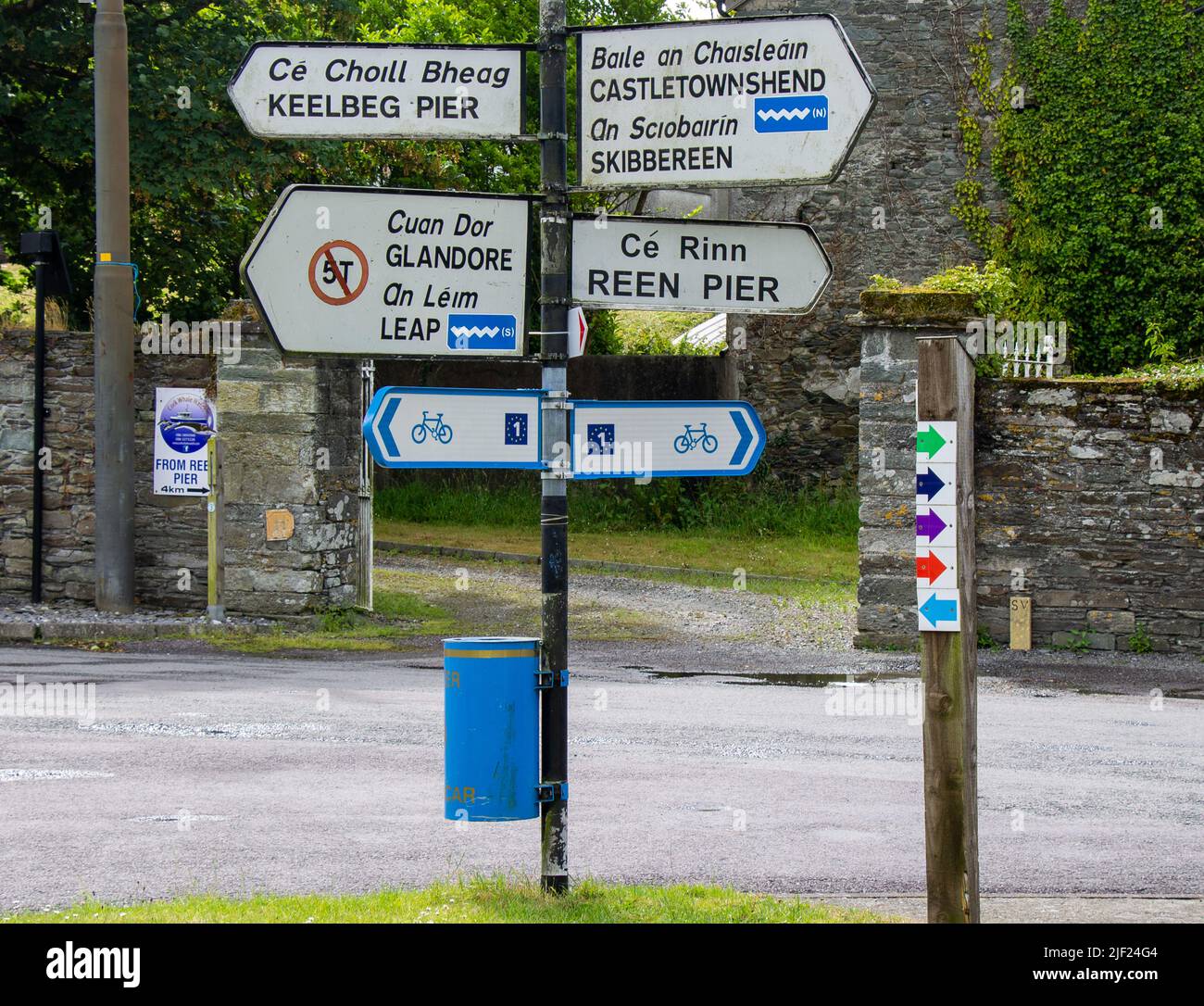 Street signs in English and Irish Language Stock Photo