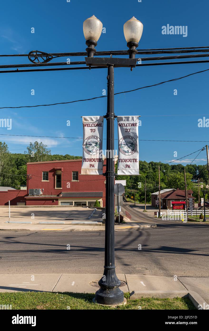 A light pole with two to Tidioute signs on it at the