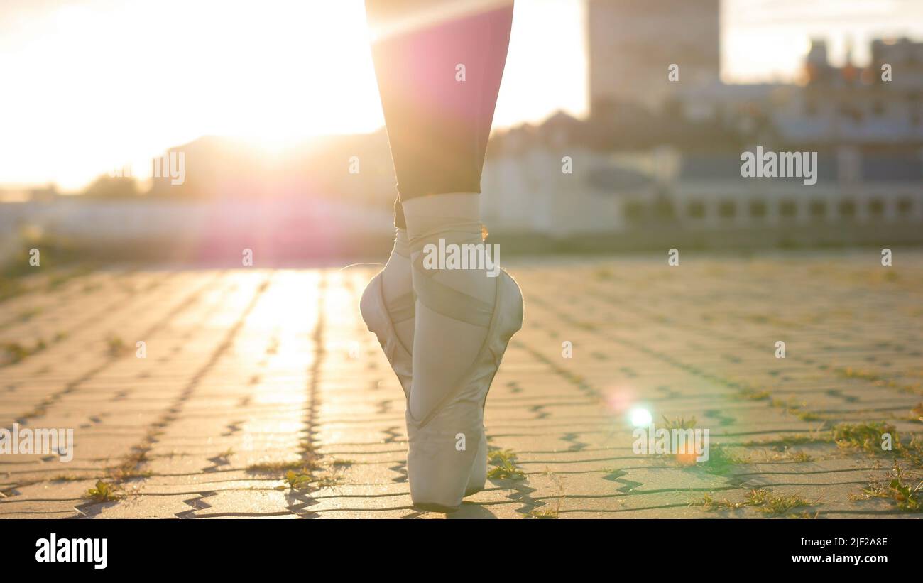 Ballerina standing on tiptoes hi-res stock photography and images - Alamy
