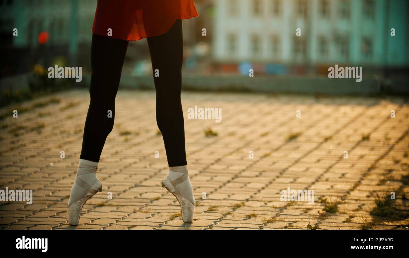 Ballerina standing on tiptoes hi-res stock photography and images - Alamy