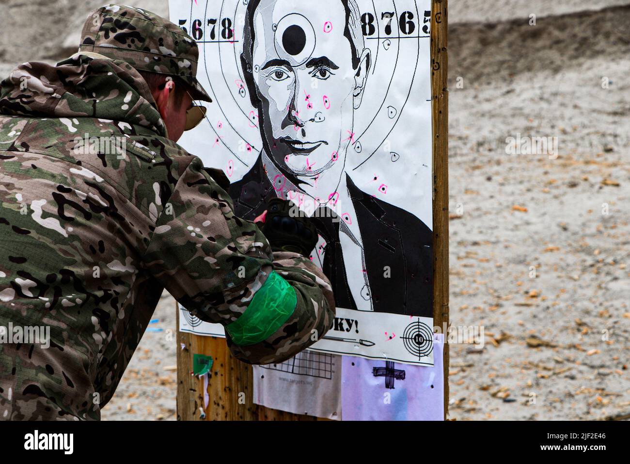 Vladimir putin shooting target hires stock photography and images Alamy