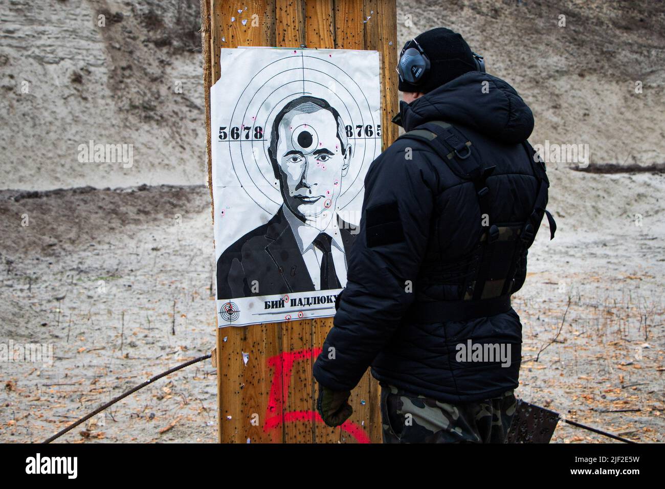 Vladimir putin shooting target hires stock photography and images Alamy