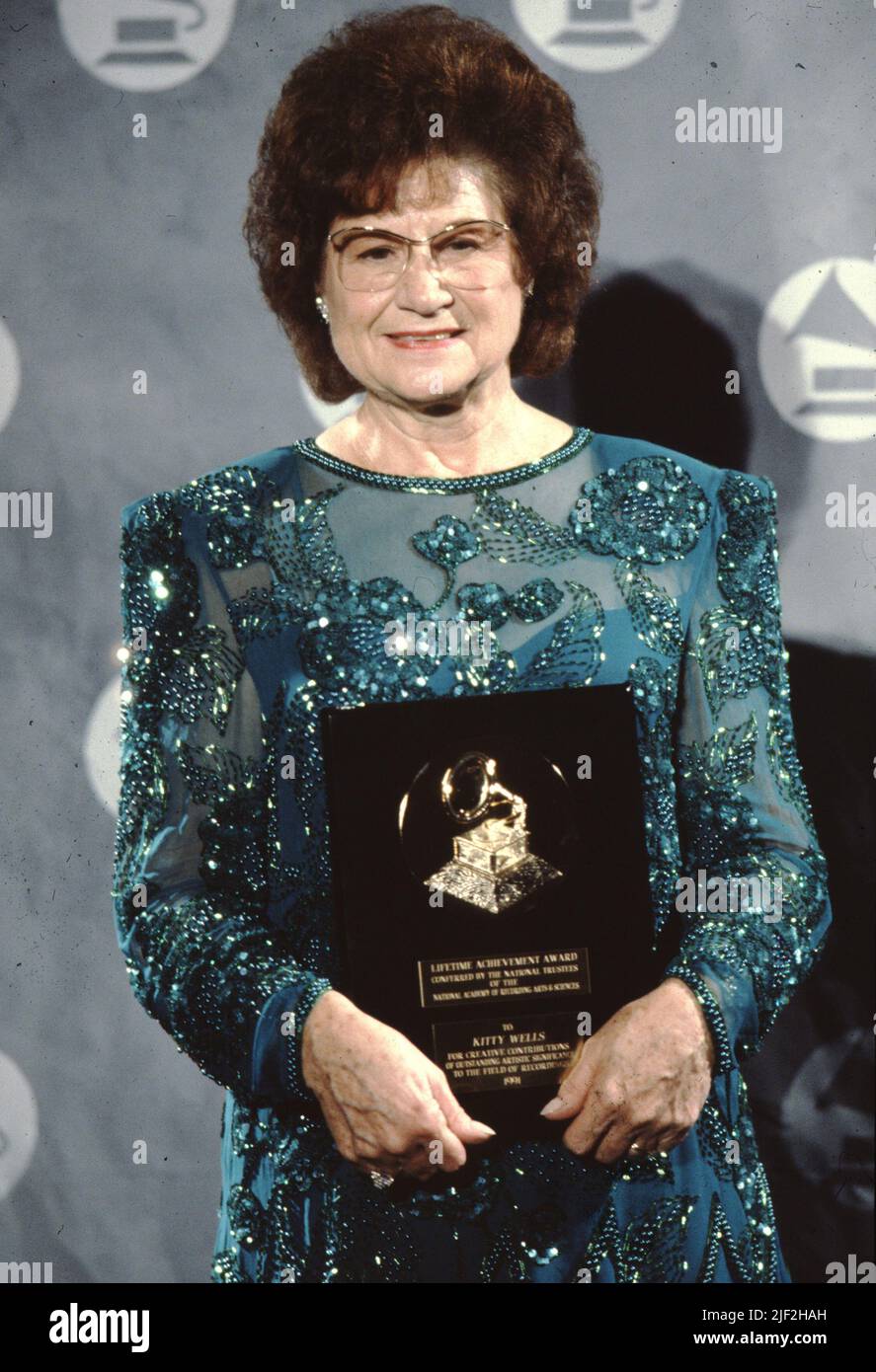 Kitty Wells receives the Lifetime Achievement Awards at the Grammys, 1988 Credit Ron Wolfson