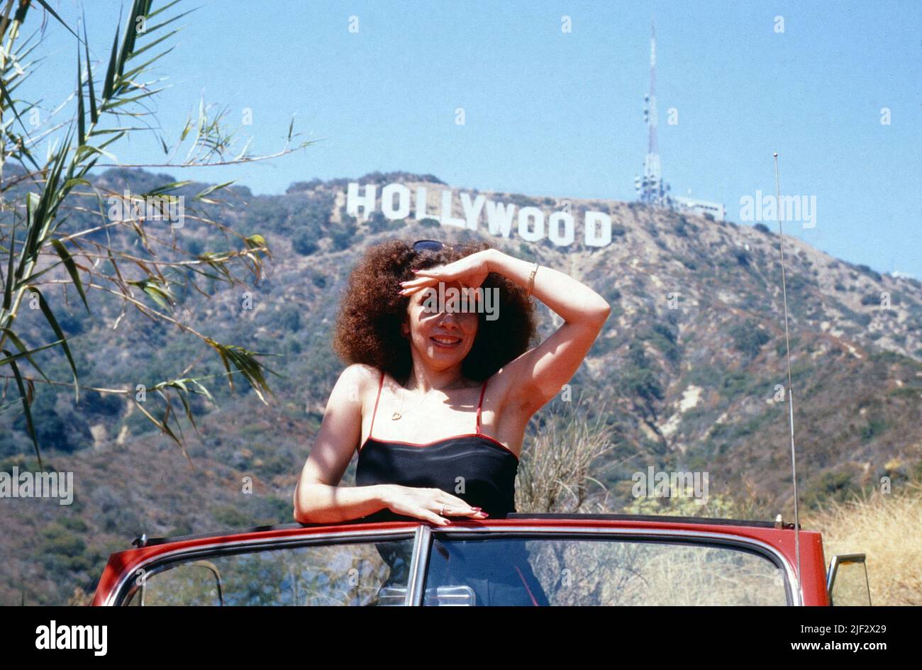 Julia Migenes, amerikanische Opernsängerin und Schauspielerin, hier in den Hollywood Hills in Los Angeles, Kalifornien, 1986. Julia Migenes, American Opera singer and actress, here in the Hollywood hills in L.A , California, 1986. Stock Photo