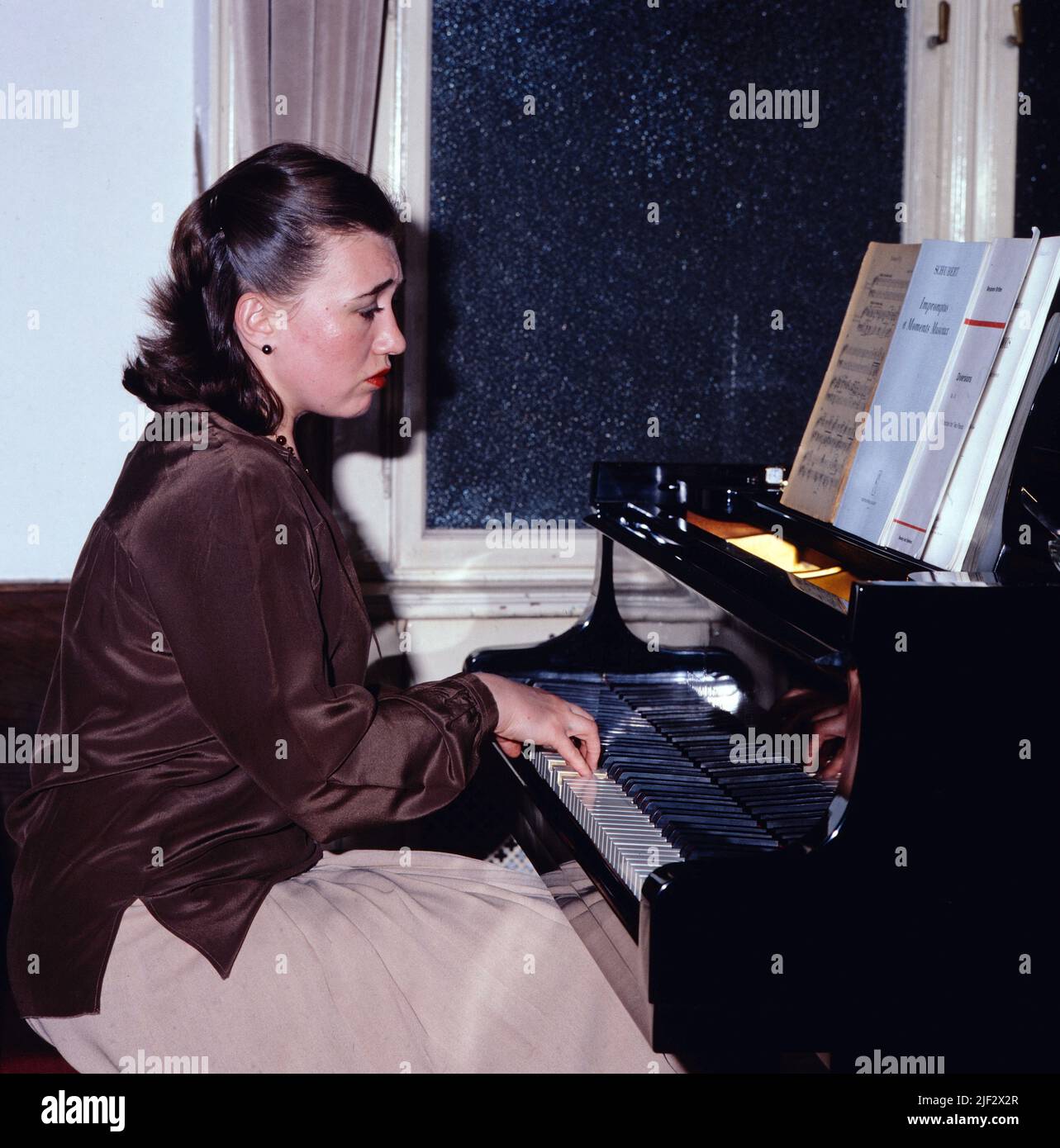 Wiktorija Walentinowna Postnikowa, russische Pianistin, hier am Klavier, Deutschland, circa 1975. Wiktorija Walentinowna Postnikowa, Russian pianist, here at the piano, Germany, circa 1975. Stock Photo