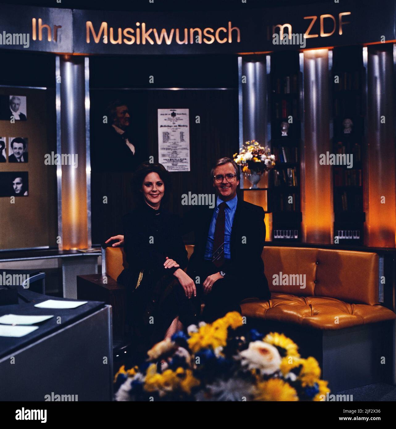 Ihr Musikwunsch, ZDF Musikshow am Wochenende, Deutschland, 1981, als Moderatoren: Opernsängerin Trudeliese Schmidt und Musikwissenschaftler Norbert Ely. Ihr Musikwunsch, TV Weekend music show, Germany, 1981, as presenters: German Opera singer Trudeliese Schmidt and Norbert Ely, German musicologist. Stock Photo