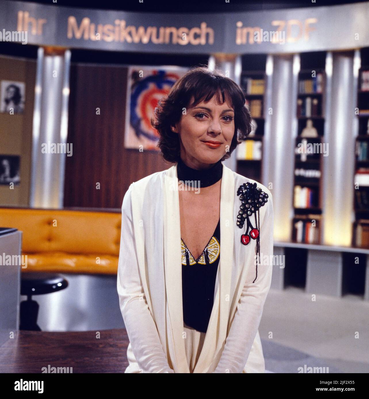 Ihr Musikwunsch, ZDF Musikshow am Wochenende, Deutschland, 1981, Moderatorin: Opernsängerin Trudeliese Schmidt. Ihr Musikwunsch, TV Weekend music show, Germany, 1981, presenter: German Opera singer Trudeliese Schmidt. Stock Photo
