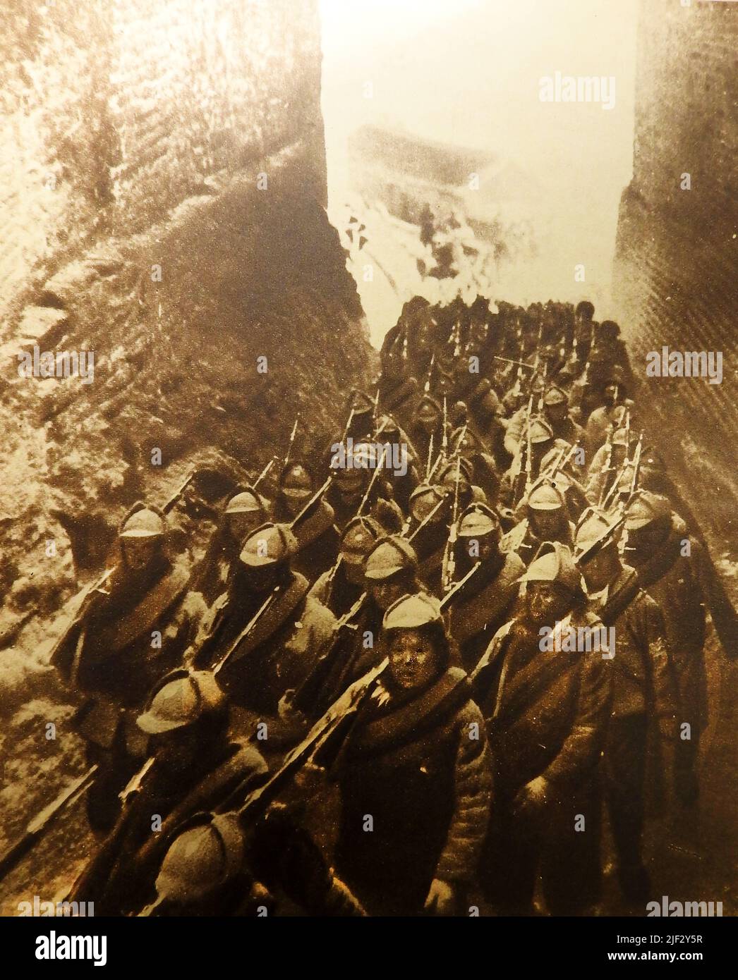 SINO-JAPANESE WAR - 1933 Japanese invading forces are seen passing through the great wall of China. Japan  invaded Manchuria in September 1931 and continued its occupation until 1945 seeking to solve its industrial depression using China's  raw materials.  -- 日清戦争 - 1933年、日本の侵略軍が中国の万里の長城を通過するのが見られる。  -- 甲午戰爭 - 1933年日本侵略軍穿過中國的長城。   --  甲午戰爭- 1933年日本侵略軍穿過中國嘅長城。 Stock Photo