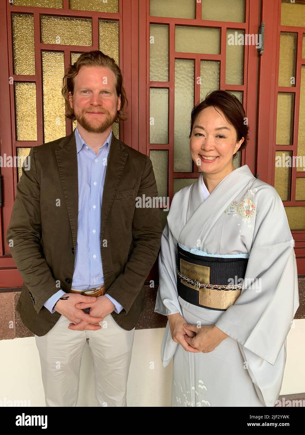 Tokio, Japan. 27th June, 2022. Gabriel Piatti, lord of Loosdorf Castle, and Japanese tea ceremony master Machiko Hoshina. A collection of centuries-old porcelain from a castle in Austria, devastated by Russian soldiers at the end of World War II, has been restored to its former glory in Japan. A team of Japanese experts was able to identify several valuable works of art made of traditional Imari porcelain, called 'Old Imari' (ko-Imari). (to dpa: 'Japanese restore porcelain from Austria destroyed during the war') Credit: Lars Nicolaysen/dpa/Alamy Live News Stock Photo