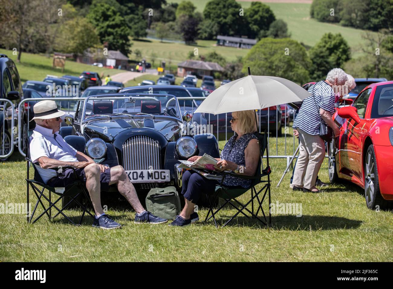 PHOTO:JEFF GILBERT 22nd May 2022 Henley-On-Thames, UK Car enthusiasts John and Marjie Kick enjoy the warm weather sat next to their Morgan +4 motor ca Stock Photo