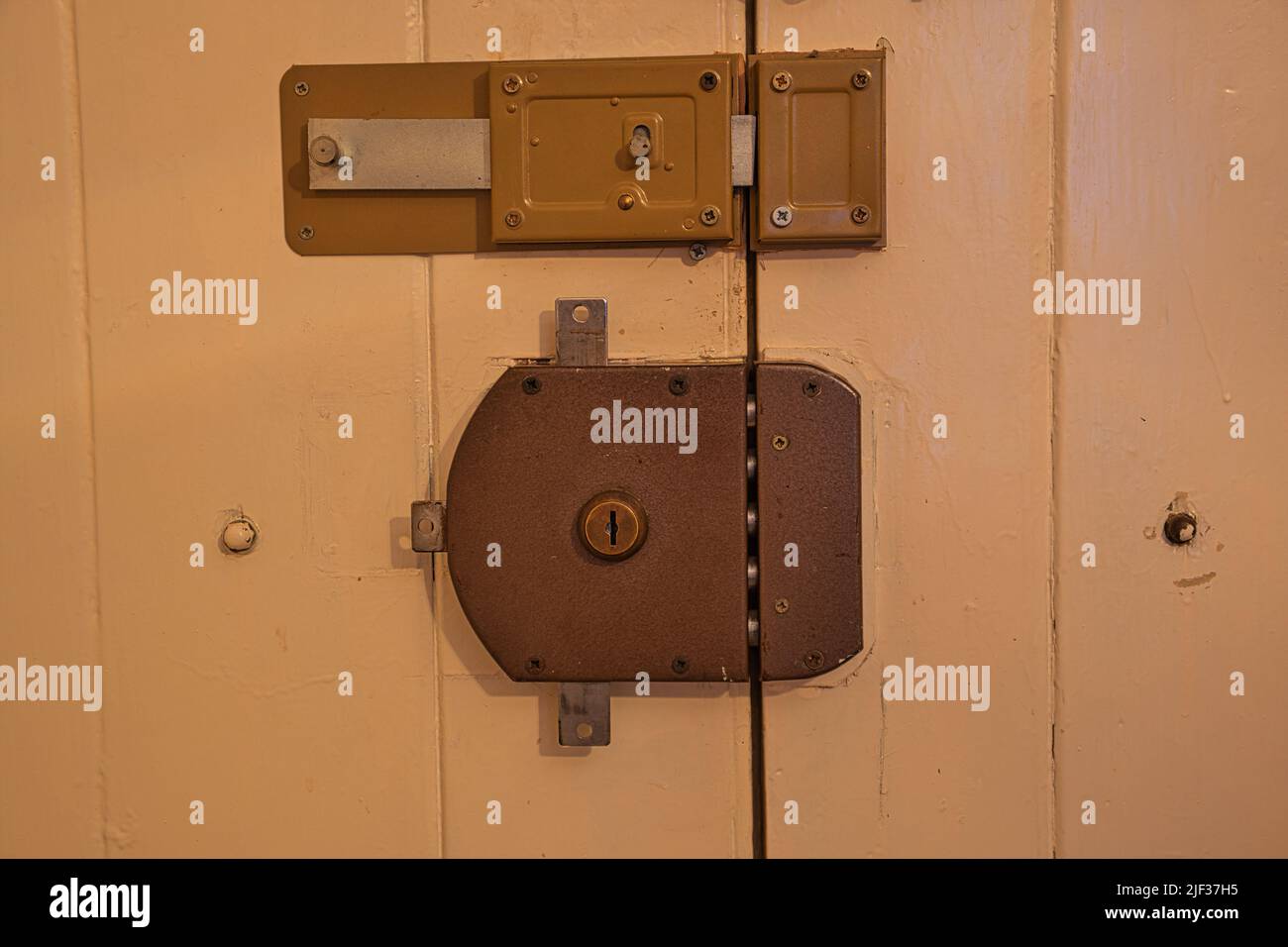 Entrance door with front door lock with 5 thick steel bolts, with