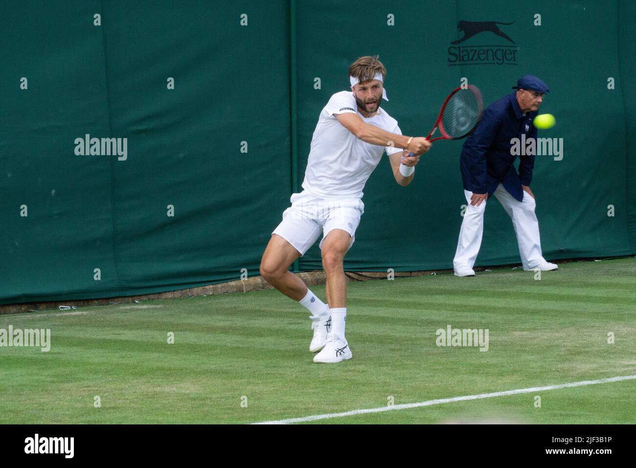 Wimbledon, UK, 28 June 2022: British tennis player Liam Broady in action on court 17 at the Wimbledon tennis championships. The Stockport-born 28 year old beat Lukas Klein in 5 sets in the first round of the tournament. Anna Watson/Alamy Live News Stock Photo