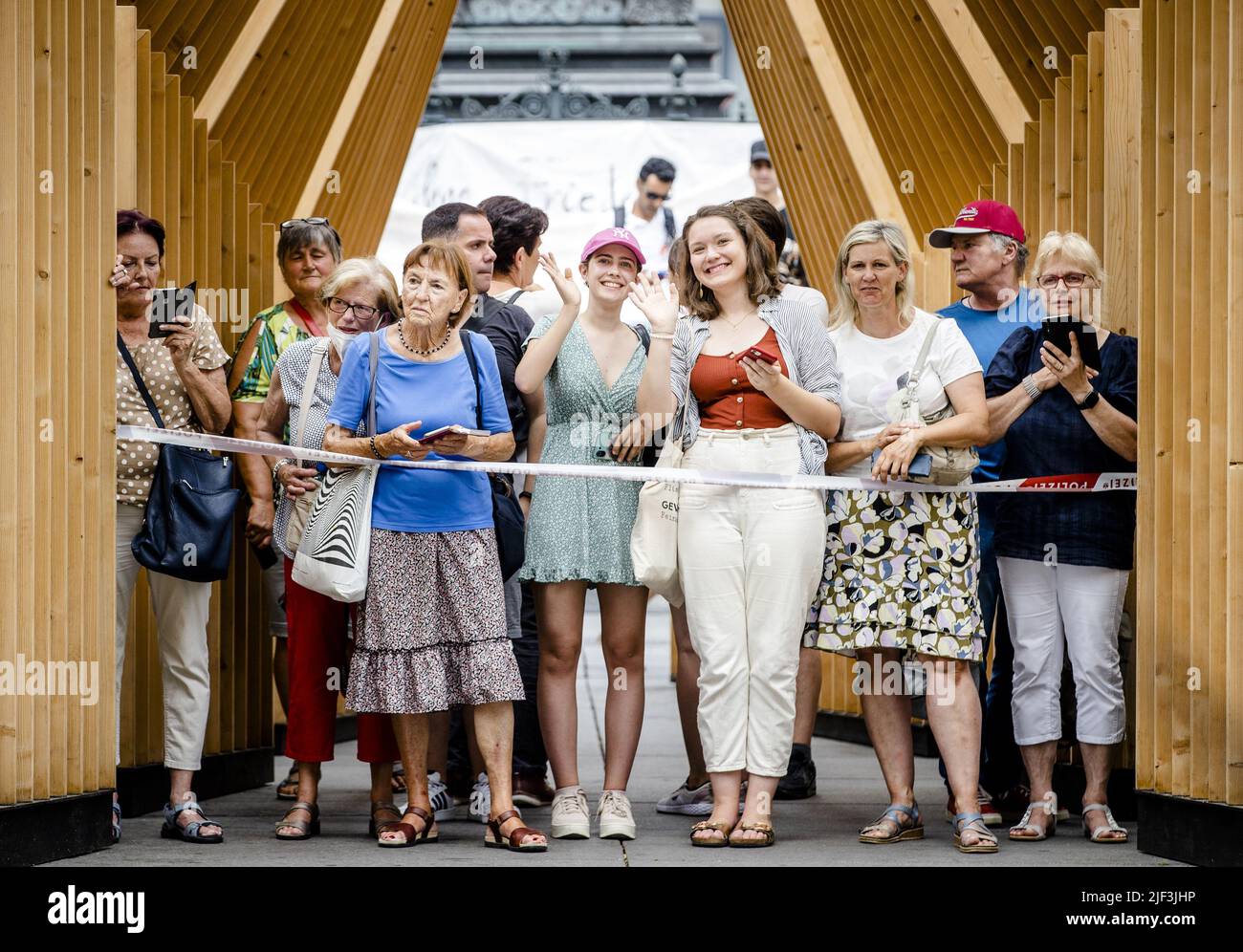 Austria, 29/06/2022, 2022-06-29 12:17:17 GRAZ - The public watches during the arrival of King Willem-Alexander and Queen Maxima at the city hall. In Graz, the royal couple concludes the three-day state visit to Austria. ANP SEM VAN DER WAL netherlands out - belgium out Stock Photo