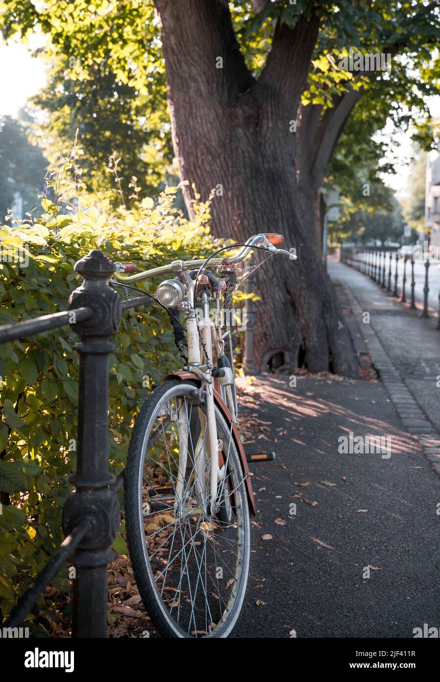 Vintage old bicycle hi-res stock photography and images - Alamy