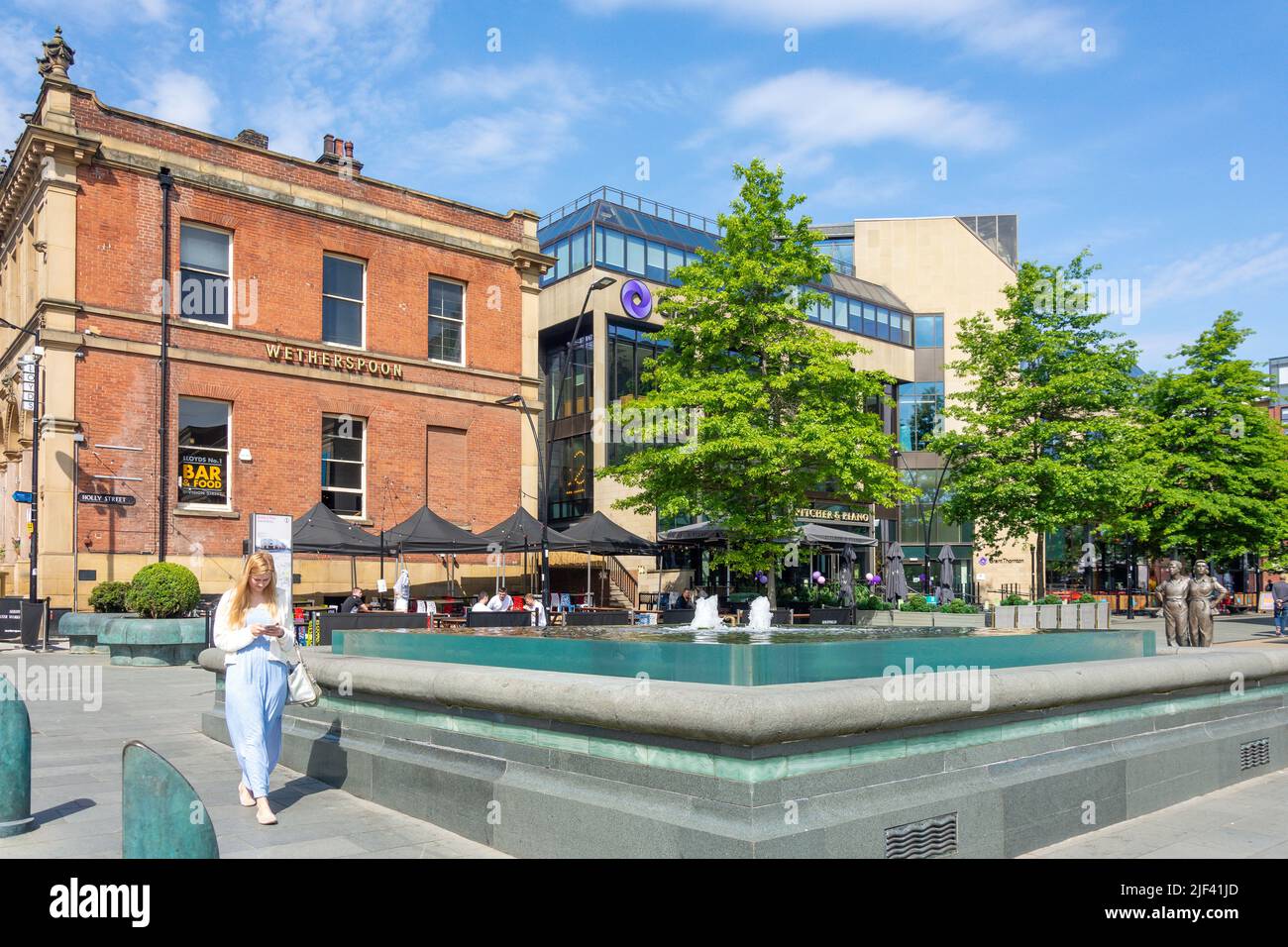 Chap Fountain and restaurants, Barker's Pool, Sheffield, South Yorkshire, England, United Kingdom Stock Photo