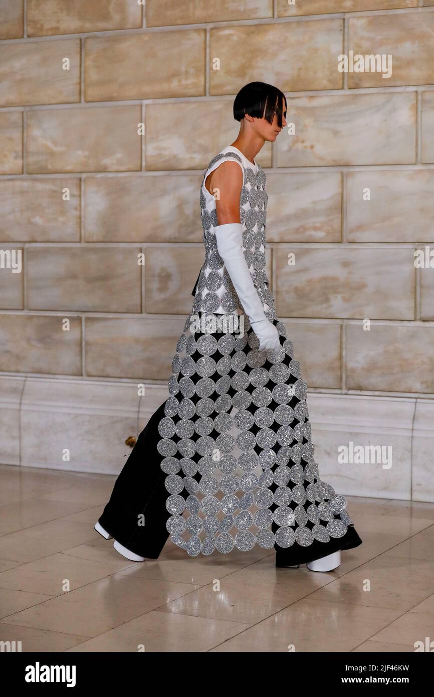 A model walks on the runway at the Marc Jacobs fashion show during Fall Winter 2022 Collections Fashion Show in New York, NY on June 27 2022. (Photo by Jonas Gustavsson/Sipa USA A model walks on the runway at the Marc Jacobs fashion show during Fall Winter 2022 Collections Fashion Show in New York, NY on June 27 2022. (Photo by Jonas Gustavsson/Sipa USA